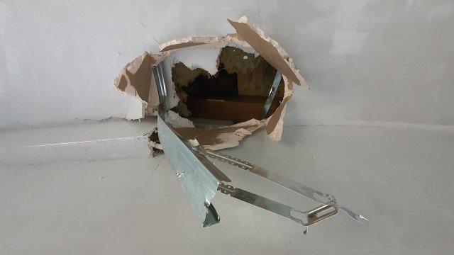 Скален къс проби къща при взривни дейности по пътя Мездра - Ботевград