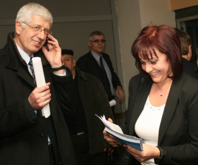 Осъденият от спецсъда Румен Овчаров шепне в ухото на Корнелия - иска максимално да държат мандата, за да се спаси от правосъдието