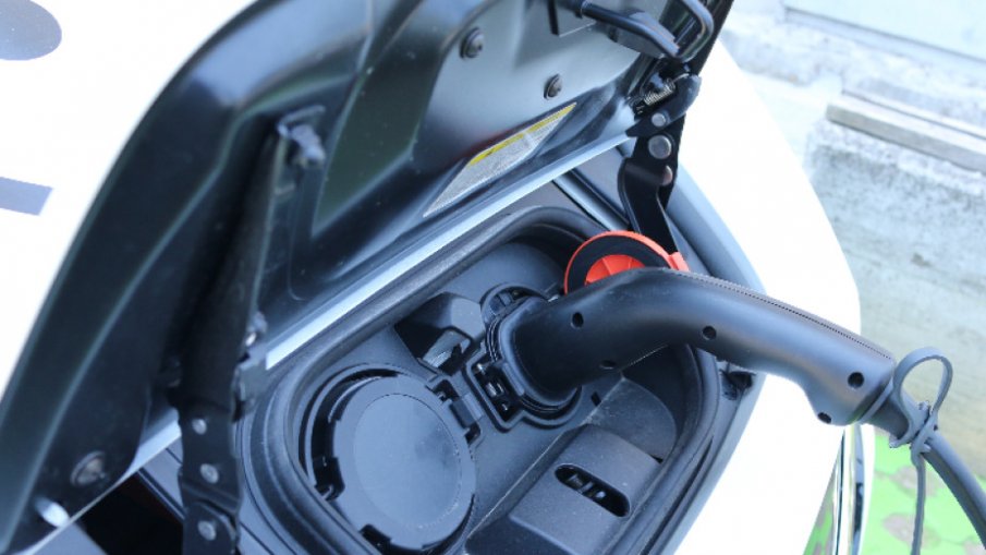 Експерти с анализ за пазара, тенденциите и осигуреността на електромобилите