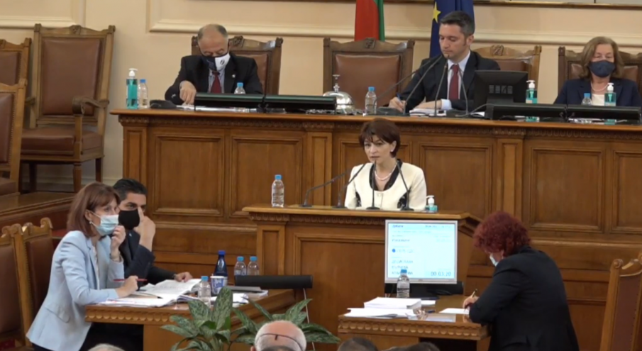 ПИК TV: Десислава Атанасова призова от трибуната: Нека дадем на българите правото на избор как да гласуват (НА ЖИВО)