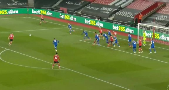 Защитник на Лестър яде и пие по време на мач заради Рамадана