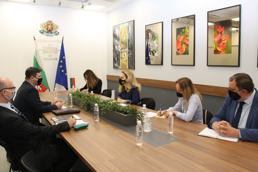 Марияна Николова покани британските туристи в България