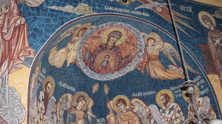 Започна зографията в храма на село Опълченец