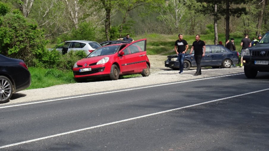 МЕЛЕ КРАЙ ВЕЛИКО ТЪРНОВО: Товарни автомобили и коли се нанизаха