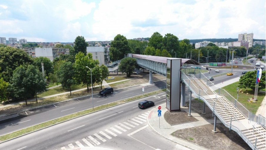 Вандали потрошиха пасарелката във варненския квартал Аспарухово