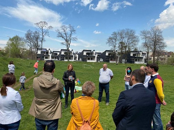 Фандъкова критикува районни кметове за косенето на тревата (СНИМКИ)