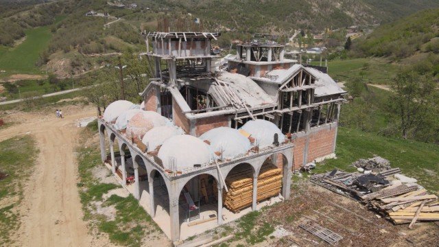 Шкаф вместо олтар в недостроен храм в благоевградско село