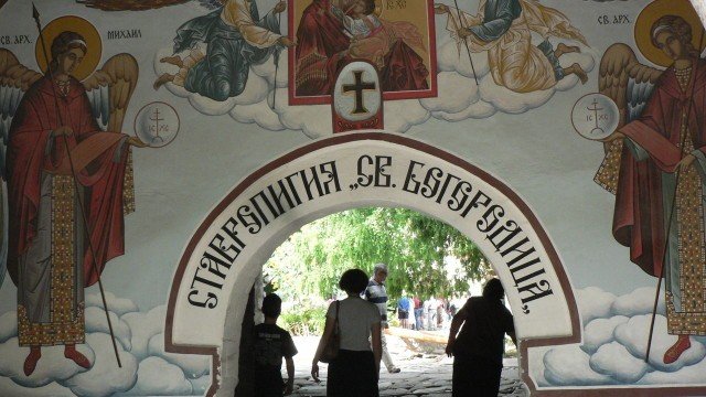 Стотици отиват в Бачковския манастир в очакване на възкресението