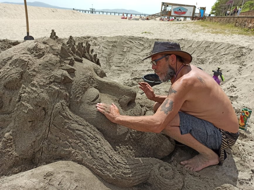 Пясъчни скулптори изваяха Христос на плажа в Бургас