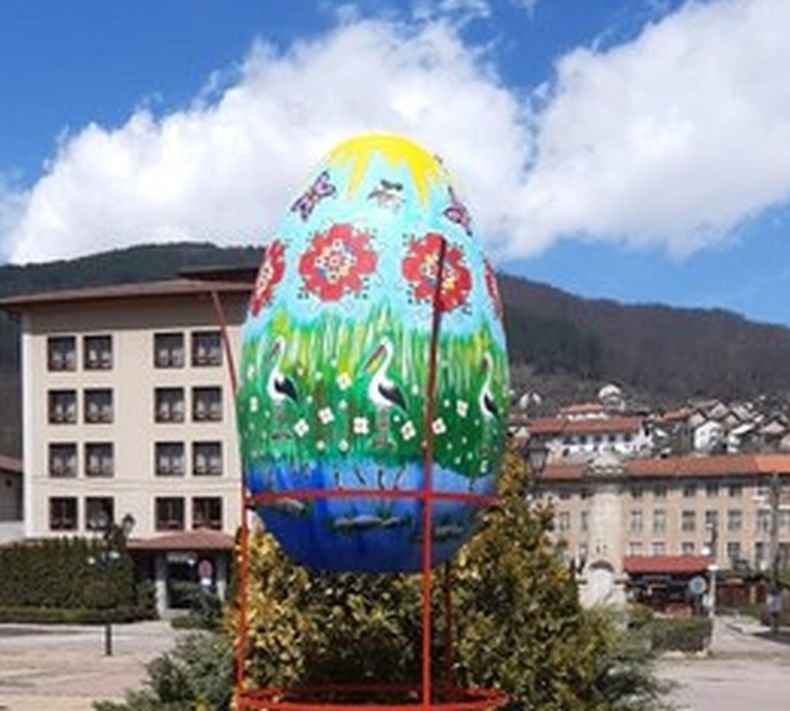 Двуметрово яйце украси центъра на Трън