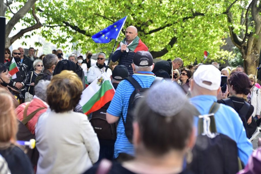 МОЩНА ПОДКРЕПА: Граждани от Варна също на протест срещу Радев и диктатурата - застанаха зад Стъки и столичани (СНИМКА)