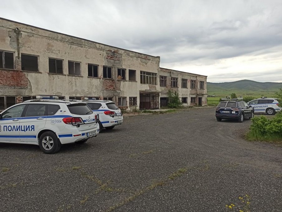 Полицията атакува изоставена постройка в Бургаско