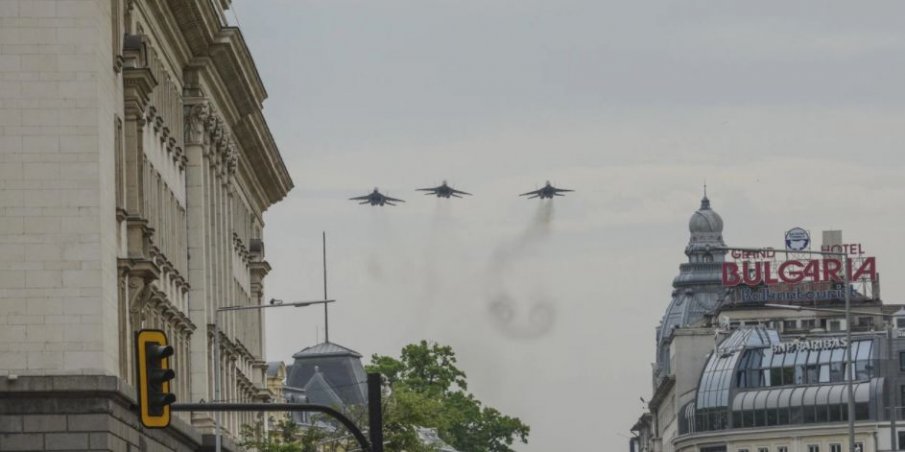 Вертолети и самолети в небето над София празнично днес и утре