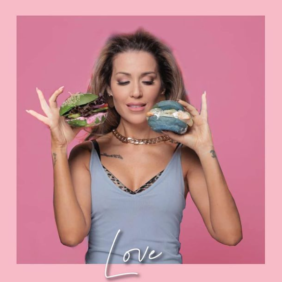 Енджи Касабие яде цветни бургери