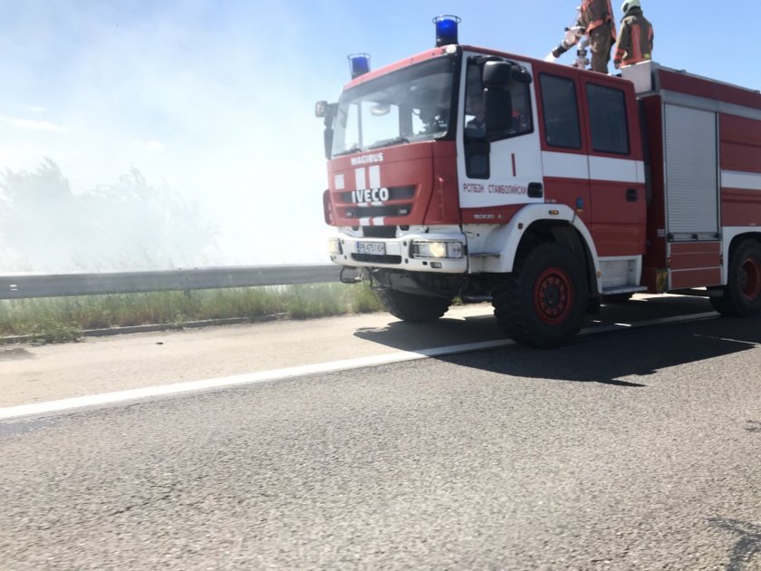 ВАЖНО ЗА ШОФЬОРИТЕ: Задимяване на магистрала Тракия заради запалени стърнища (СНИМКИ)