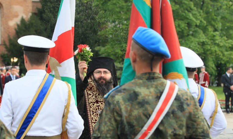 ПРЕДИ ГЕРГЬОВДЕН: Водосвет на бойните знамена, демонстрация на самолети и концерт на „Ариана“