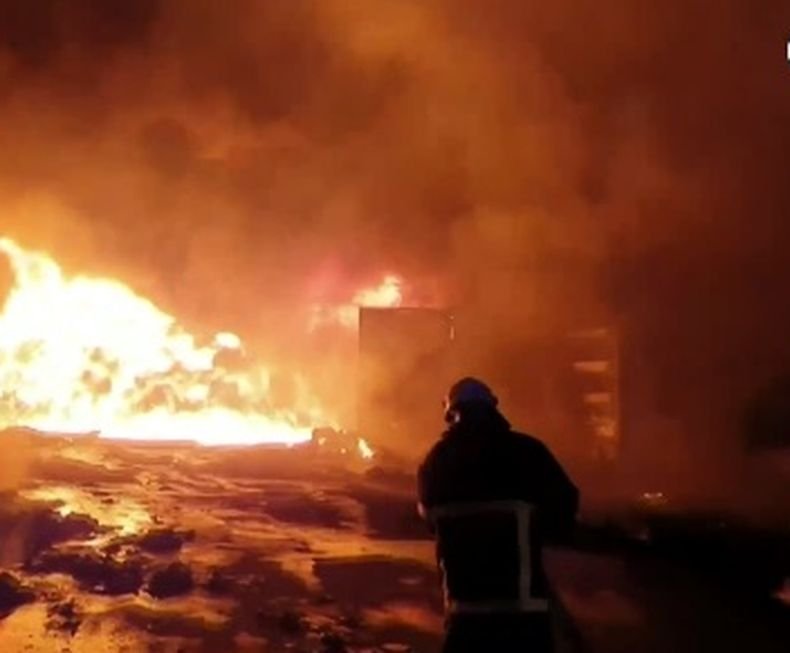 Тонове боклуци горяха близо до „Дунав мост” в Русе