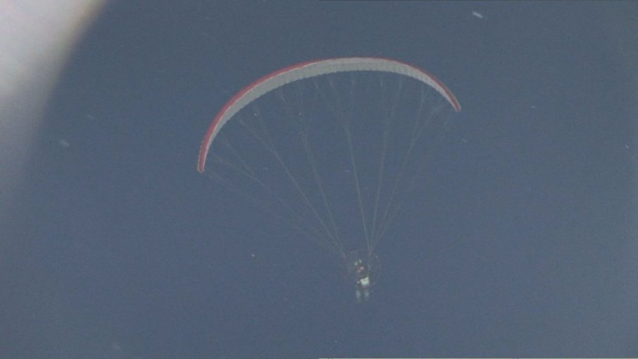 Мъж с парапланер прелетя над Пловдив