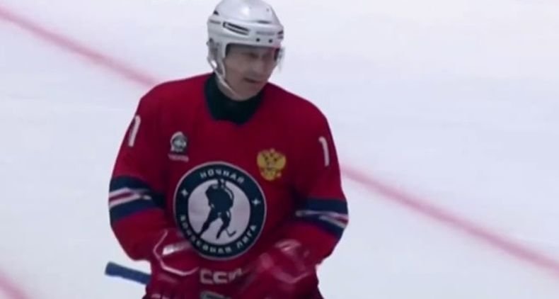 Владимир Путин поигра хокей на лед
