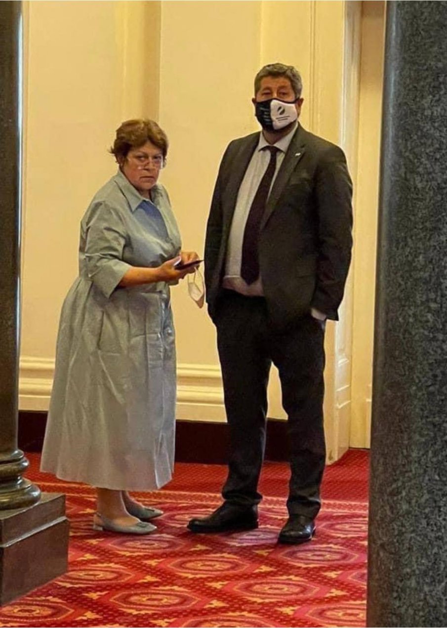 Адвокат Росен Димитров: В какво вярват най-умните? В добротата на Божков, в атлетизма на Иво Мирчев, в общата снимка на Дончева и Христо Иванов