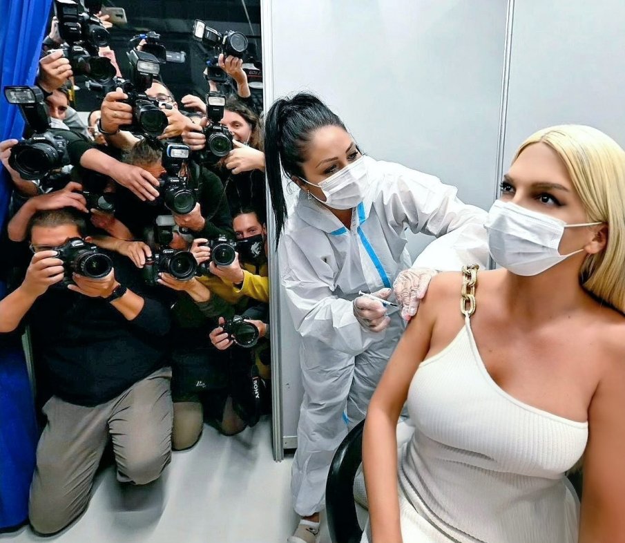 ЛУДОСТ: Сръбски фотографи станаха на кълбета заради ваксината на певицата Йелена Карлеуша (СНИМКИ)