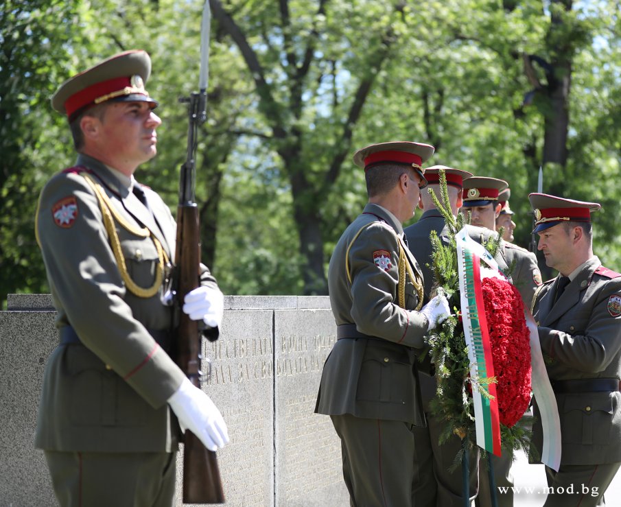 Министър Каракачанов и началникът на отбраната адмирал Емил Ефтимов участваха в тържественото отбелязване на Деня на Европа (СНИМКИ)