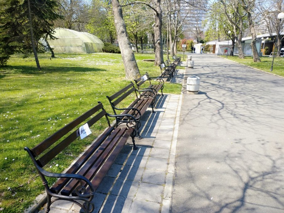 Боядисаха и ремонтираха над 300 пейки в Бургас, поставят и нови