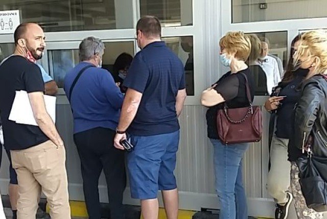 КОШМАР НА КУЛАТА! Опашки от чакащи да докажат, че сертификатите им за COVID ваксини са истински