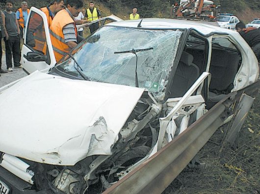 Две момичета и млада жена пострадаха при катастрофа на пътя за ГКПП Станке Лисичково