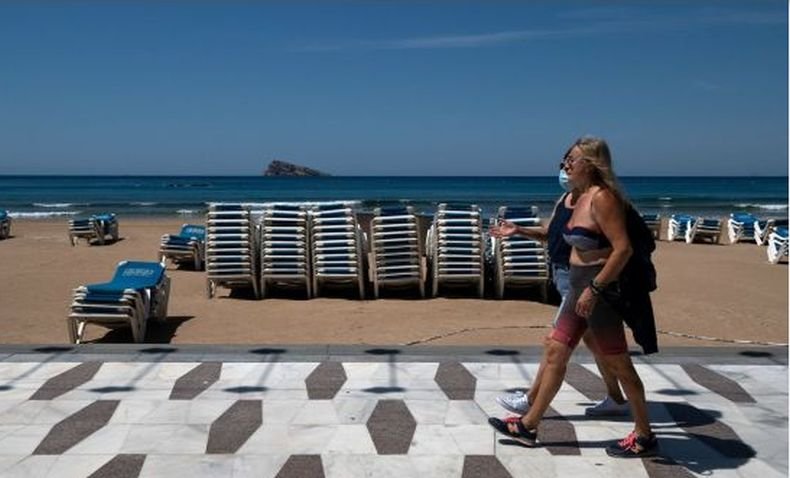 Морска полиция глобява летовниците без маски по плажовете в Португалия