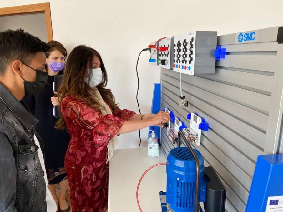 Американският посланик и пловдивски ученик свързаха кабели в обучителния център на Тракия икономическа зона (СНИМКИ)