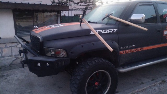 Прокуратурата задържа трима, забили кирки в крайслер в Главиница