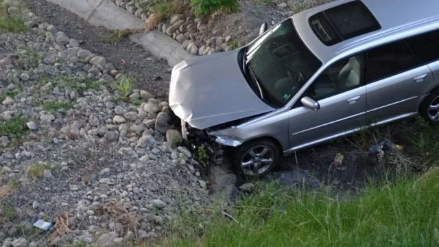 КАРЪК: Чисто нова кола падна в 20-метрова дупка на магистрала Струма (СНИМКИ)