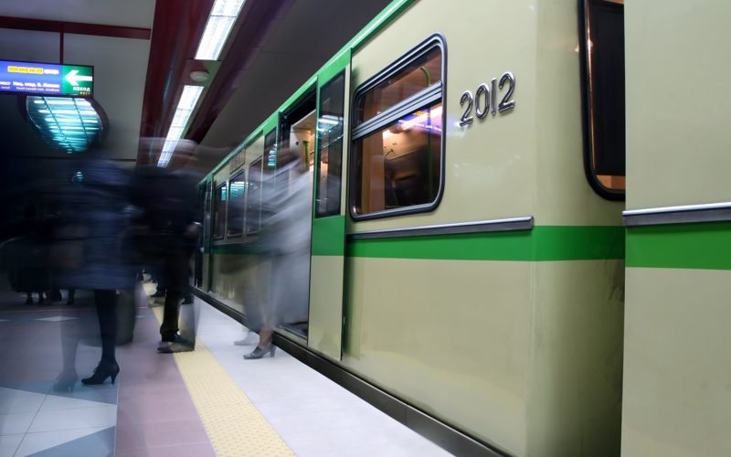 ИЗВЪНРЕДНО! Откриха мъж и жена в безпомощно състояние след стрелба в метрото при летището (ОБНОВЕНА)