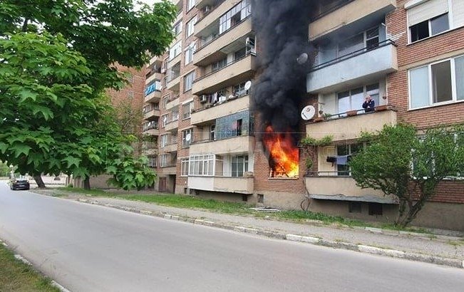 Голям пожар бушува в апартамент в Мездра (СНИМКИ)