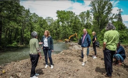 Фандъкова: Започнахме почистването на 10 км от коритото на р. Искър