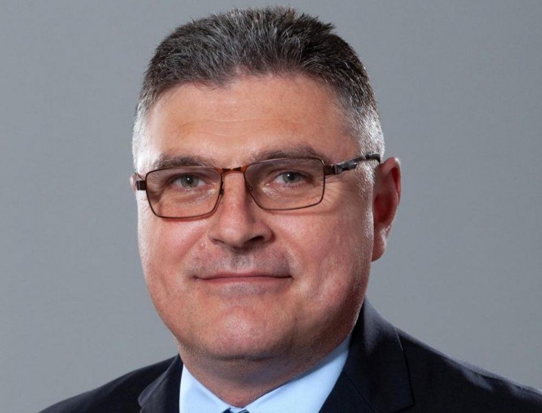 Служебният министър на отбраната с травма - излезе от заседанието на кабинета накуцвайки