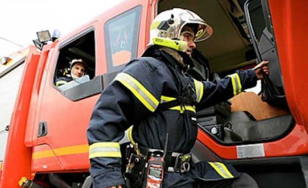 ПЪРВО В ПИК: Кола пламна на магистрала Тракия - задръстването е повече от 2 км