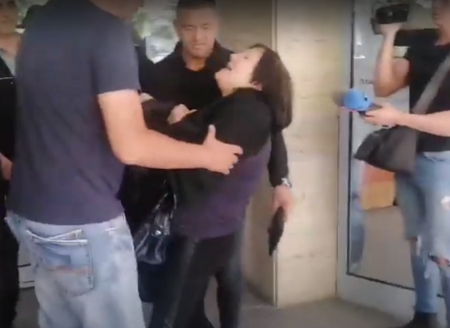 ЕКШЪН ПРЕД СЪДА: Майката на един от загиналите в мелето на Околовръстното край Пловдив в схватка с охранителите