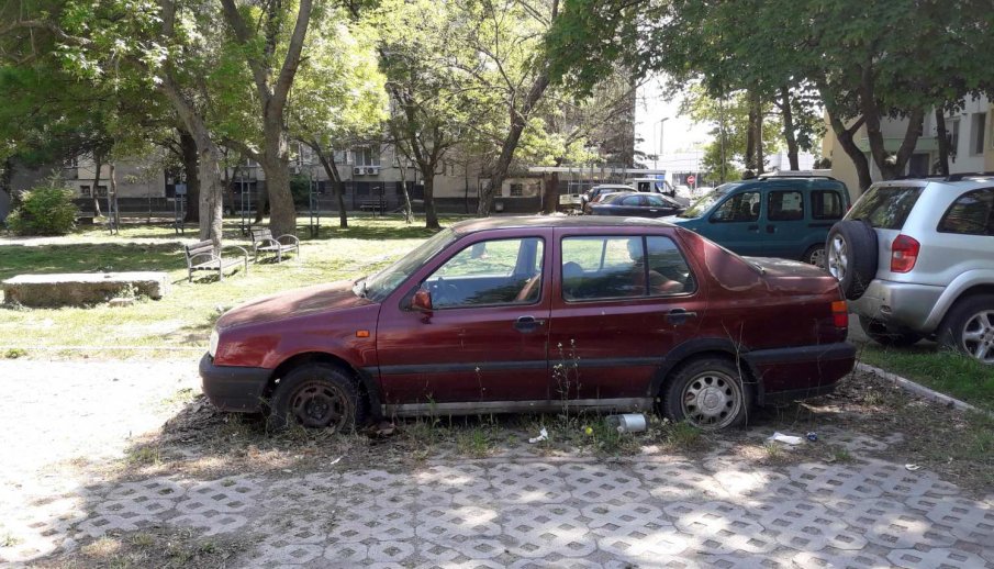 Вдигат на акорд зарязани в Ямбол коли