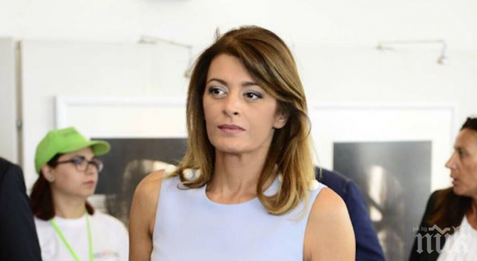 САМО В ПИК И РЕТРО: Деси Радева пие вино след операцията (СНИМКА)