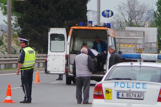 ДОКОГА?! Шофьор блъсна момиченце на пешеходна пътека и избяга