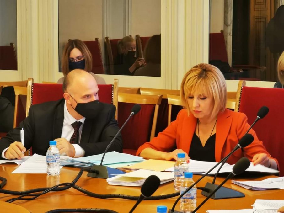 Мая Манолова оплете в мрежата си Георги Георгиев от ИТН 