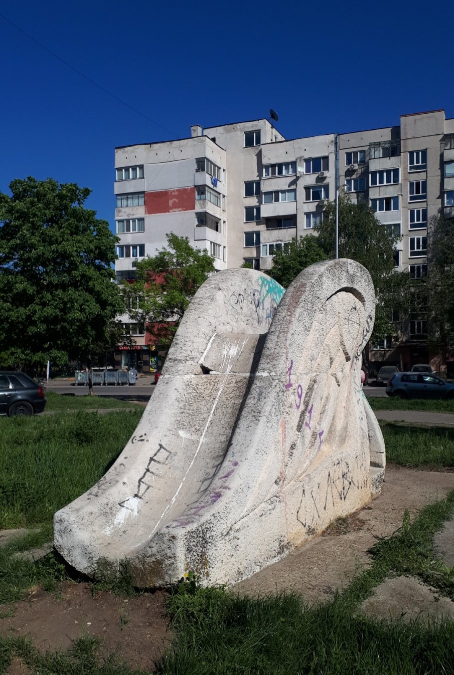 Сигнал до ПИК: Опасна пързалка за деца в Люлин (СНИМКИ)