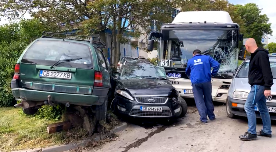 ГОРЕЩО В ПИК TV! Първи кадри от тежката катастрофа в София - автобус помля седем коли (ВИДЕО/ОБНОВЕНА/СНИМКИ)