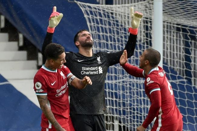 Вратарят на Ливърпул посвети гол на трагично загиналия си баща