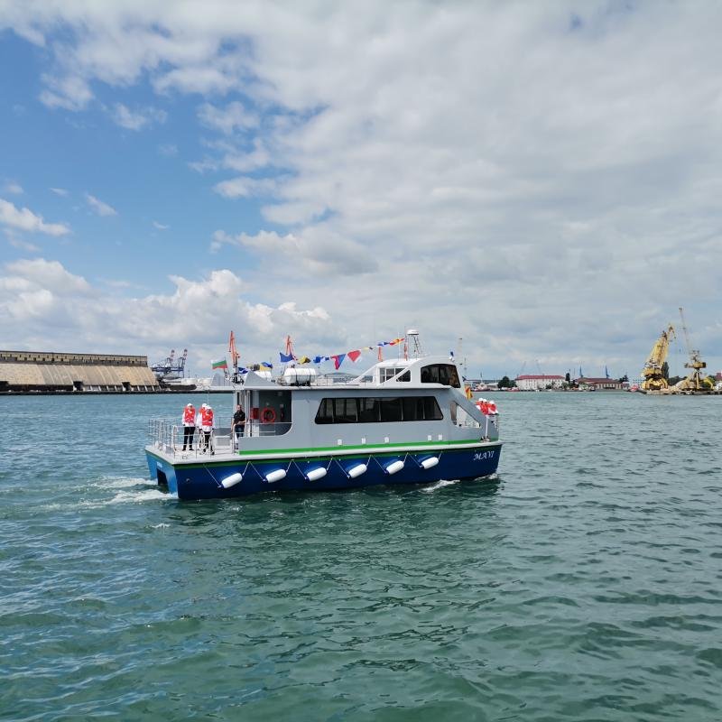 В Бургас пуснаха на вода хибриден екокатамаран, ще върти курсове до Ченгене скеле