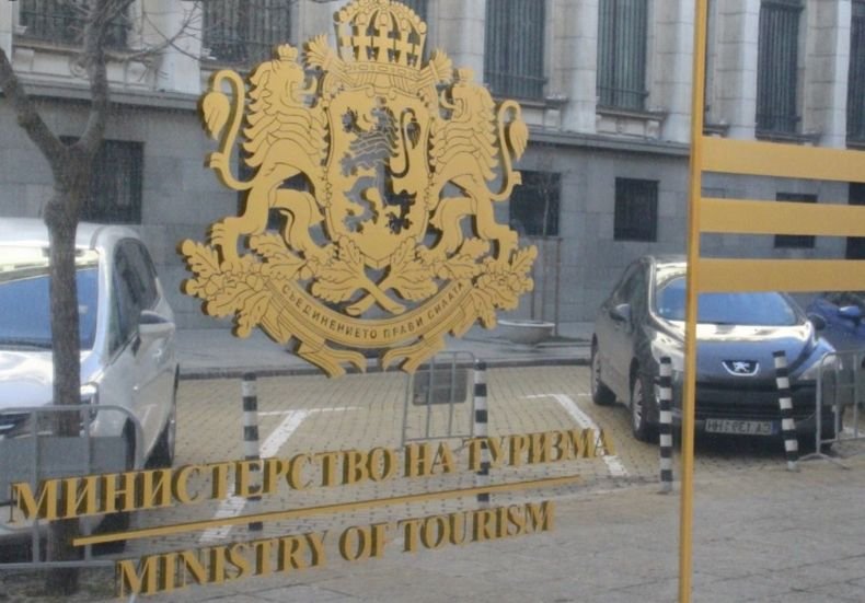 Служебният министър на туризма свиква среща с бранша