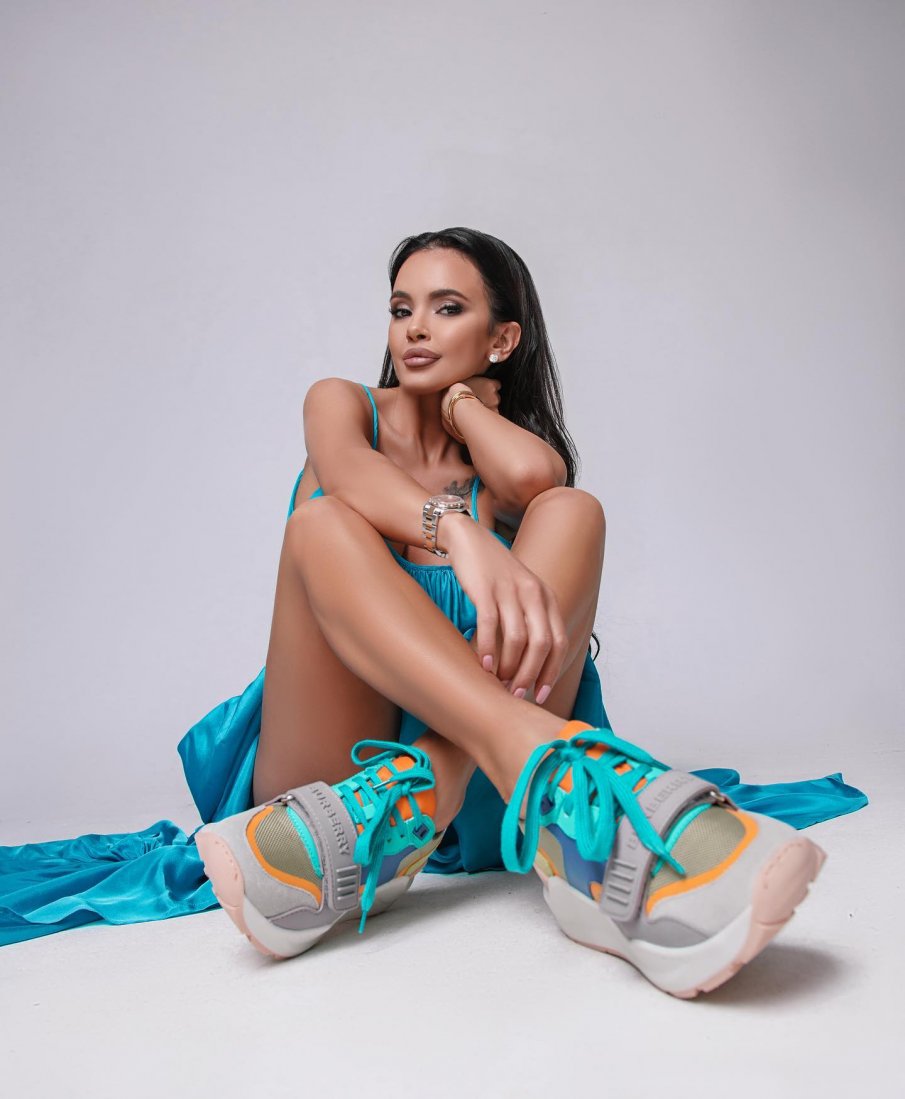 Чалгата е в потрес: Мария лази пред скъпарска чанта (СНИМКА)