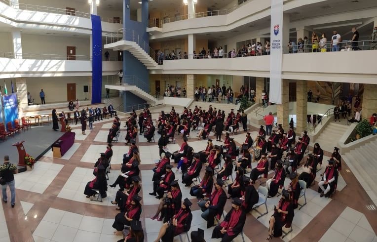 400 абсолвенти получиха дипломи от БСУ